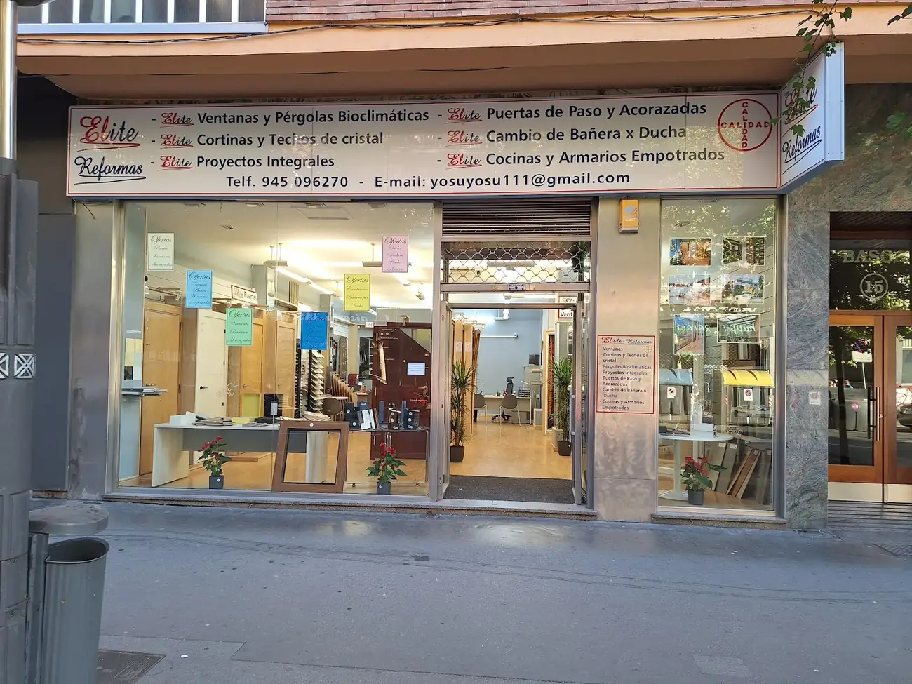 Fachada del local de Elite Reformas en Basoa Kalea, Vitoria-Gasteiz